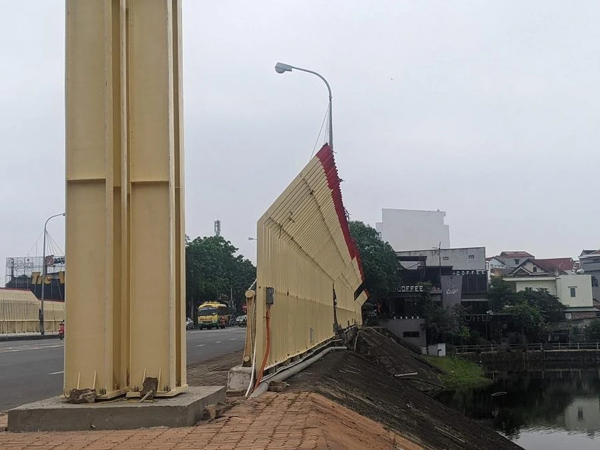 Thi công phần trang trí khi chưa được sở GTVT cấp phép. Ảnh: NGUYỄN DO Thi công phần trang trí khi chưa được sở GTVT cấp phép. Ảnh: NGUYỄN DO