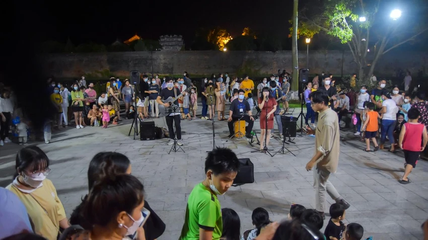 Không gian biểu diễn nghệ thuật, ẩm thực luôn thu hút đông đảo du khách. Ảnh: NGUYỄN DO Không gian biểu diễn nghệ thuật, ẩm thực luôn thu hút đông đảo du khách. Ảnh: NGUYỄN DO