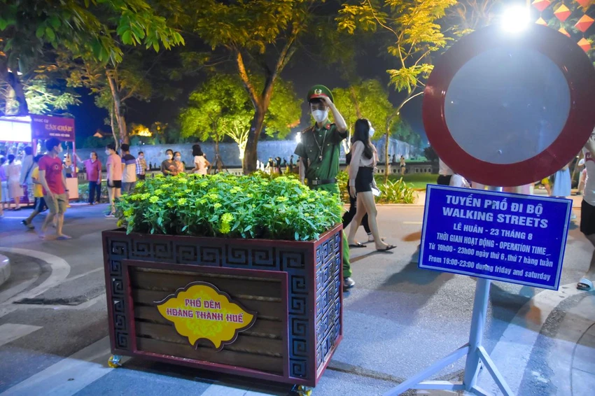Phố đêm Hoàng thành sẽ diễn ra từ 19h - 23h mỗi tối thứ sáu và thứ bảy hằng tuần. Ảnh: NGUYỄN DO Phố đêm Hoàng thành sẽ diễn ra từ 19h - 23h mỗi tối thứ sáu và thứ bảy hằng tuần. Ảnh: NGUYỄN DO