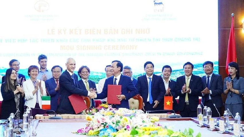 Chủ tịch UBND tỉnh Quảng Trị Võ Văn Hưng và đại diện Công ty Năng lượng ENI Việt Nam đã ký biên bản ghi nhớ hợp tác về triển khai các giải pháp khí hậu tự nhiên tại tỉnh Quảng Trị. Ảnh: MỸ HẠNH Chủ tịch UBND tỉnh Quảng Trị Võ Văn Hưng và đại diện Công ty Năng lượng ENI Việt Nam đã ký biên bản ghi nhớ hợp tác về triển khai các giải pháp khí hậu tự nhiên tại tỉnh Quảng Trị. Ảnh: MỸ HẠNH