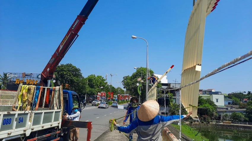 Phần trang trí trên cầu Đại An đang được các công nhân thi công tháo dỡ.