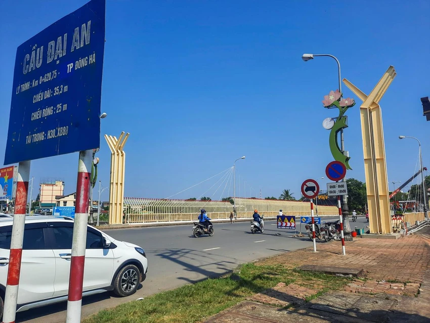 Cầu Đại An nằm trên đường Hùng Vương - một trục đường trung tâm của TP Đông Hà.