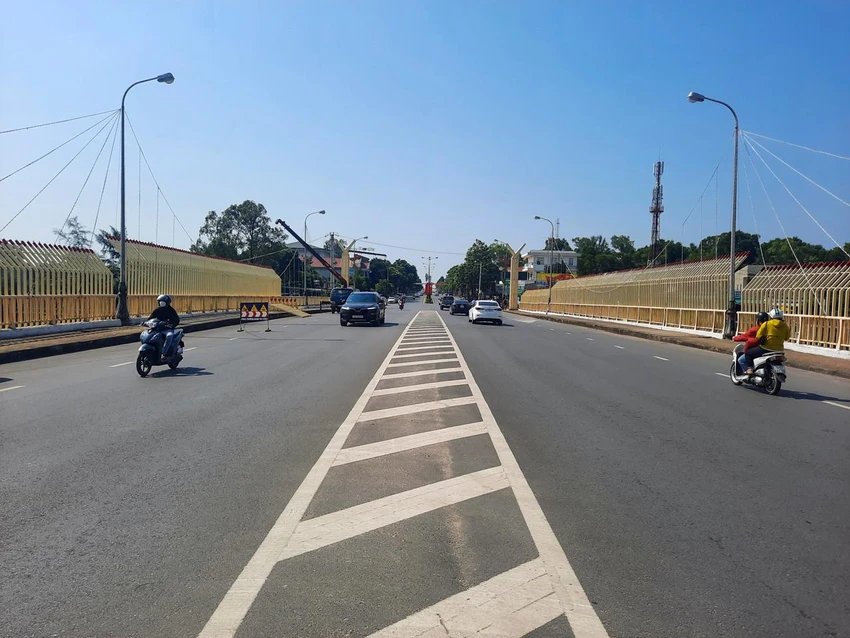 Đến trưa 2-4, công trình trang trí 1,5 tỉ thi công không phép tại cầu Đại An (TP Đông Hà, tỉnh Quảng Trị) đang được các công nhân tháo dỡ.