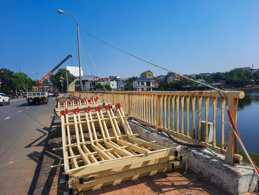 Lan can hai bên cầu lộ ra khi những thanh sắt trang trí được tháo xuống.