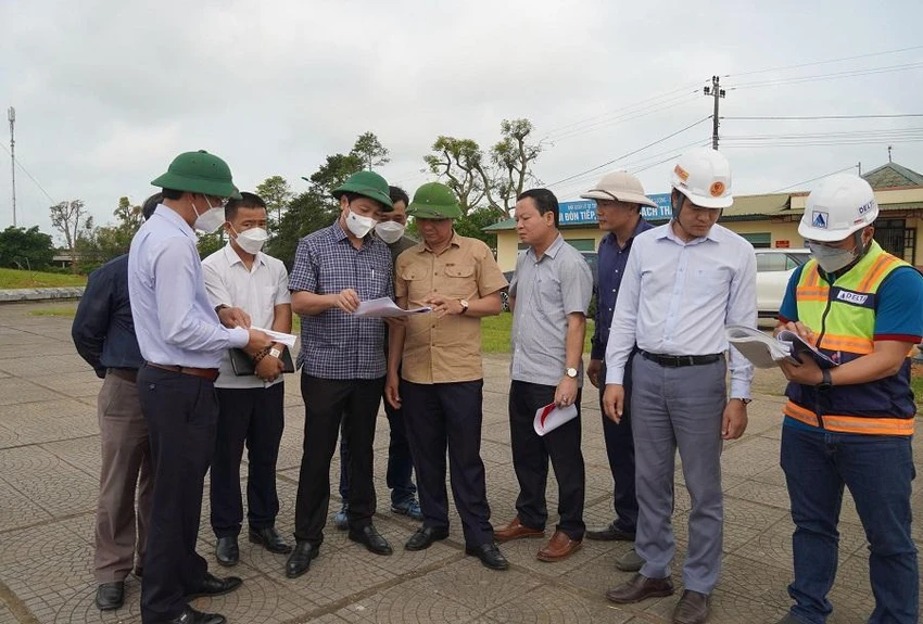 Lãnh đạo tỉnh Quảng Trị kiểm tra quá trình thực hiện công trình chiếu sáng tại các di tích. Ảnh: T.NHẤT Lãnh đạo tỉnh Quảng Trị kiểm tra quá trình thực hiện công trình chiếu sáng tại các di tích. Ảnh: T.NHẤT