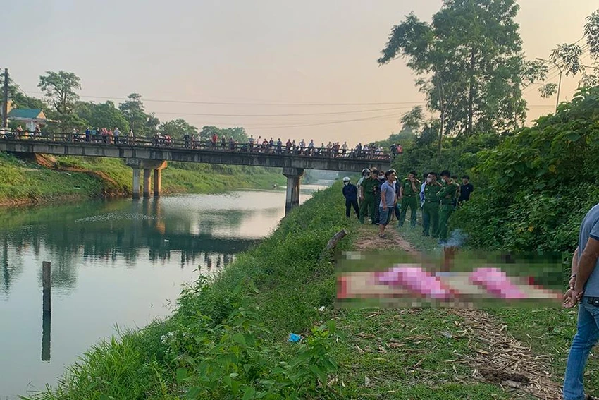 Thi thể 2 nữ sinh được lực lượng chức năng tìm thấy. Ảnh: Đ.T Thi thể 2 nữ sinh được lực lượng chức năng tìm thấy. Ảnh: Đ.T