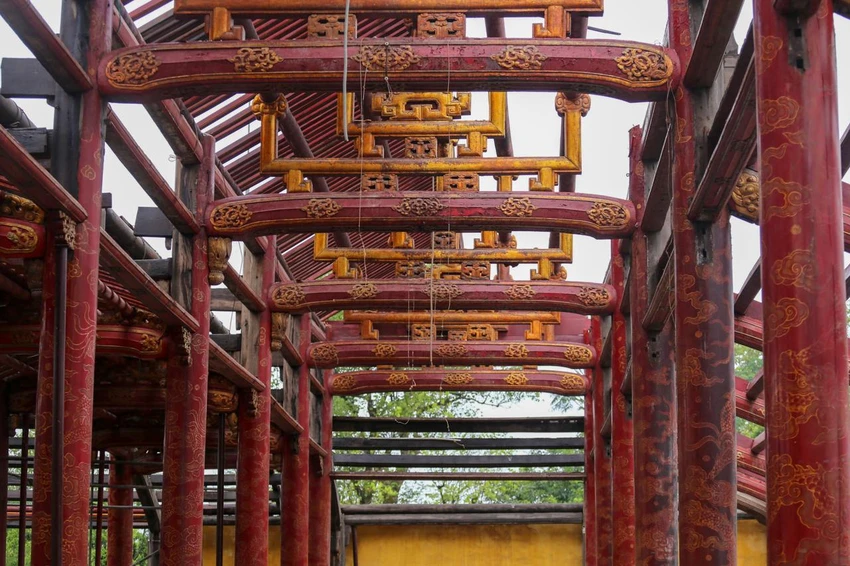Đơn vị thi công đánh dấu vị trí trên từng cấu kiện gỗ trước khi hạ giải theo hồ sơ thiết kế được duyệt. Các cấu kiện được đánh dấu không làm ảnh hưởng đến hiện trạng và được giữ trong suốt quá trình thi công.
