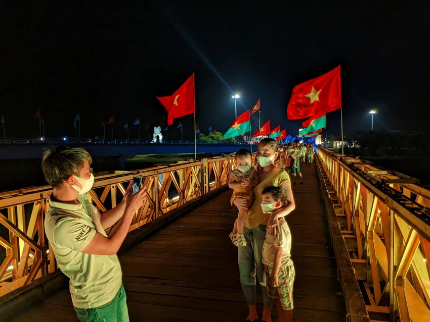 Du khách chụp ảnh lưu niệm trên cầu Hiền Lương. Ảnh: NGUYỄN DO Du khách chụp ảnh lưu niệm trên cầu Hiền Lương. Ảnh: NGUYỄN DO