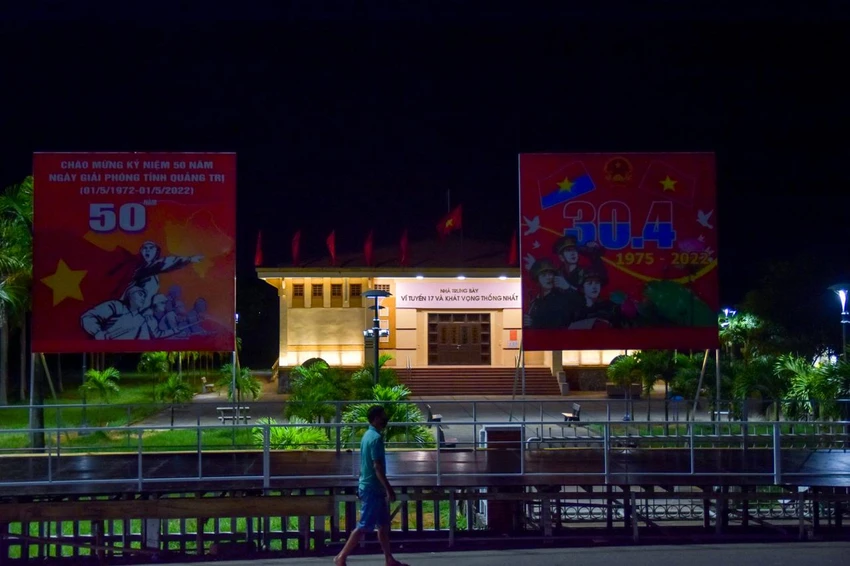 Khu nhà trưng bày: Vĩ tuyến 17 và khát vọng thống nhất sáng đèn. Ảnh: NGUYỄN DO Khu nhà trưng bày: Vĩ tuyến 17 và khát vọng thống nhất sáng đèn. Ảnh: NGUYỄN DO