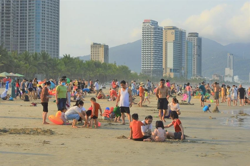 Lượng khách đến tham quan, du lịch tại thành phố Đà Nẵng dịp lễ 30-4 và 1-5 được dự báo sẽ tăng nhanh. Ảnh: T.AN Lượng khách đến tham quan, du lịch tại thành phố Đà Nẵng dịp lễ 30-4 và 1-5 được dự báo sẽ tăng nhanh. Ảnh: T.AN