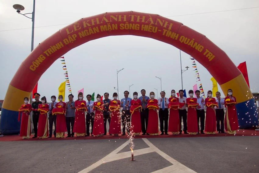 Các đại biểu cắt băng khánh thành đập ngăn mặn sông Hiếu. Ảnh: NGUYỄN DO Các đại biểu cắt băng khánh thành đập ngăn mặn sông Hiếu. Ảnh: NGUYỄN DO