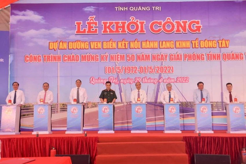 Chủ tịch nước Nguyễn Xuân Phúc cùng các đại biểu khởi công dự án. Ảnh: NGUYỄN DO Chủ tịch nước Nguyễn Xuân Phúc cùng các đại biểu khởi công dự án. Ảnh: NGUYỄN DO