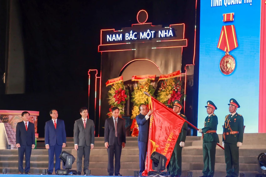 Chủ tịch nước Nguyễn Xuân Phúc trao Huân chương Hồ Chí Minh cho Đảng bộ, Chính quyền, Người dân Quảng Trị. Ảnh: NGUYỄN DO