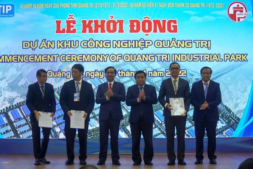 Trao quyết định chủ trương đầu tư, quyết định thành lập, giấy chứng nhận đăng ký đầu tư dự án Khu công nghiệp Quảng Trị cho Liên doanh các nhà đầu tư.