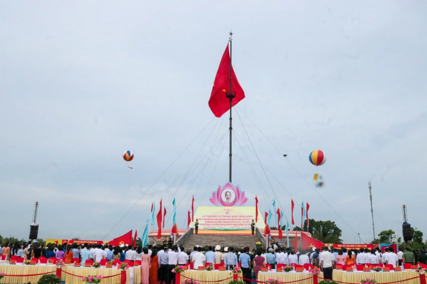 Lễ thượng cờ "Thống nhất non sông" tại Khu di tích Quốc gia đặc biệt đôi bờ Hiền Lương - Bến Hải. Lễ thượng cờ "Thống nhất non sông" tại Khu di tích Quốc gia đặc biệt đôi bờ Hiền Lương - Bến Hải.