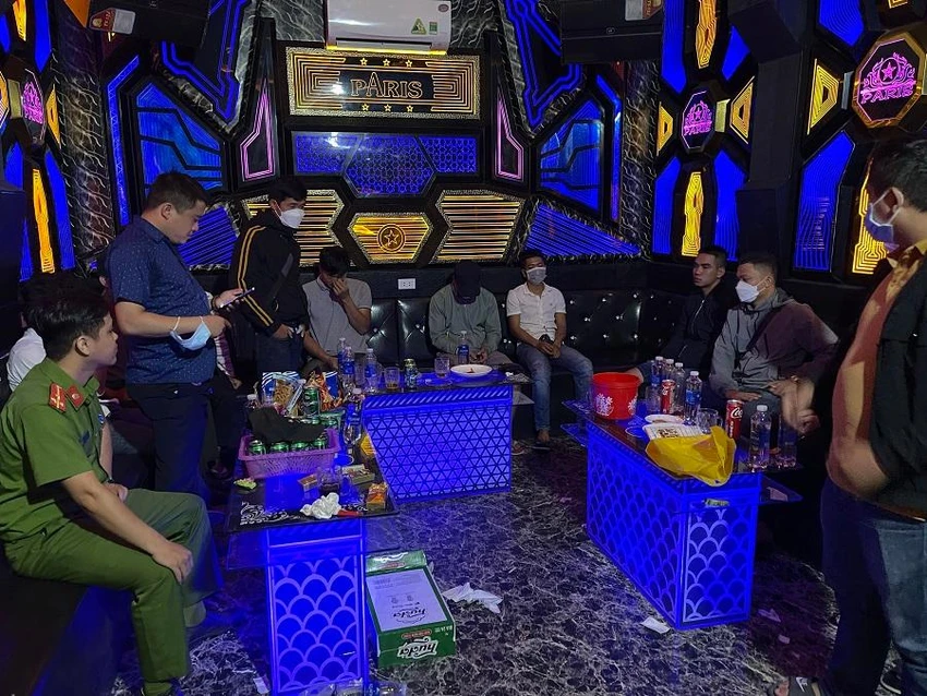 Nhóm 7 người dương tính với ma túy trong quán karaoke. Ảnh: B.T