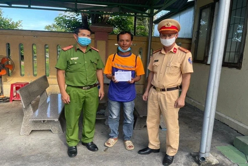 Anh Thắng được lực lượng CSGT hỗ trợ tiền để về quê. Anh Thắng được lực lượng CSGT hỗ trợ tiền để về quê.