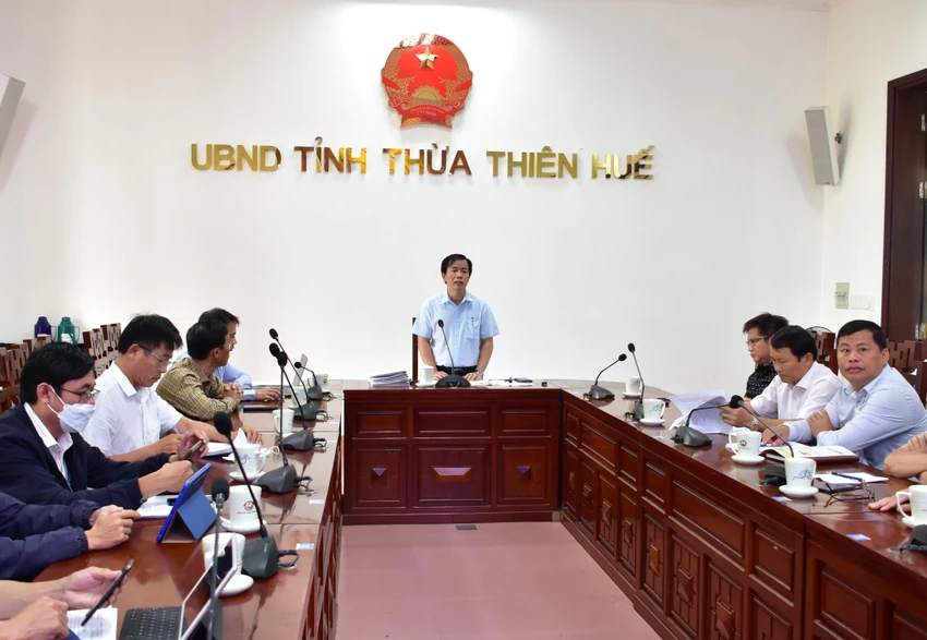 Ông Nguyễn Văn Phương, Chủ tịch UBND tỉnh Thừa Thiên - Huế chủ trì cuộc họp. Ảnh: N.M