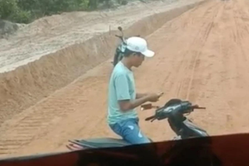 Hồ Minh Phúc là người cầm dao đánh vào kính xe tải chở đất. Ảnh cắt từ clip Hồ Minh Phúc là người cầm dao đánh vào kính xe tải chở đất. Ảnh cắt từ clip