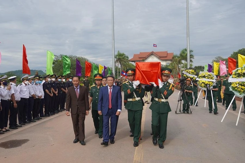 12 hài cốt liệt sĩ quân tình nguyện và chuyên gia Việt Nam hy sinh tại Lào sẽ được an táng tại tỉnh Quảng Trị. Ảnh: Phan Vĩnh 12 hài cốt liệt sĩ quân tình nguyện và chuyên gia Việt Nam hy sinh tại Lào sẽ được an táng tại tỉnh Quảng Trị. Ảnh: Phan Vĩnh
