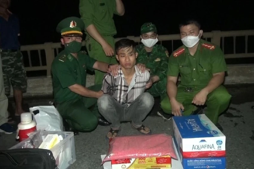 Trần Hoàng Minh Nhật lúc bị bắt. Ảnh: MẠNH HÙNG Trần Hoàng Minh Nhật lúc bị bắt. Ảnh: MẠNH HÙNG