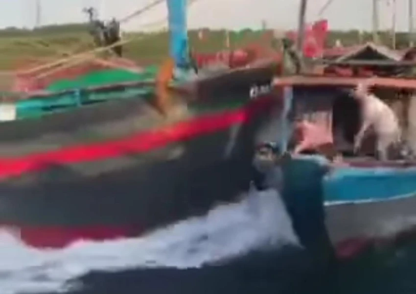 Hình ảnh lúc chiếc tàu mang số hiệu Quảng Nam đâm vào tàu mang số hiệu Quảng Trị. Ảnh cắt từ clip Hình ảnh lúc chiếc tàu mang số hiệu Quảng Nam đâm vào tàu mang số hiệu Quảng Trị. Ảnh cắt từ clip