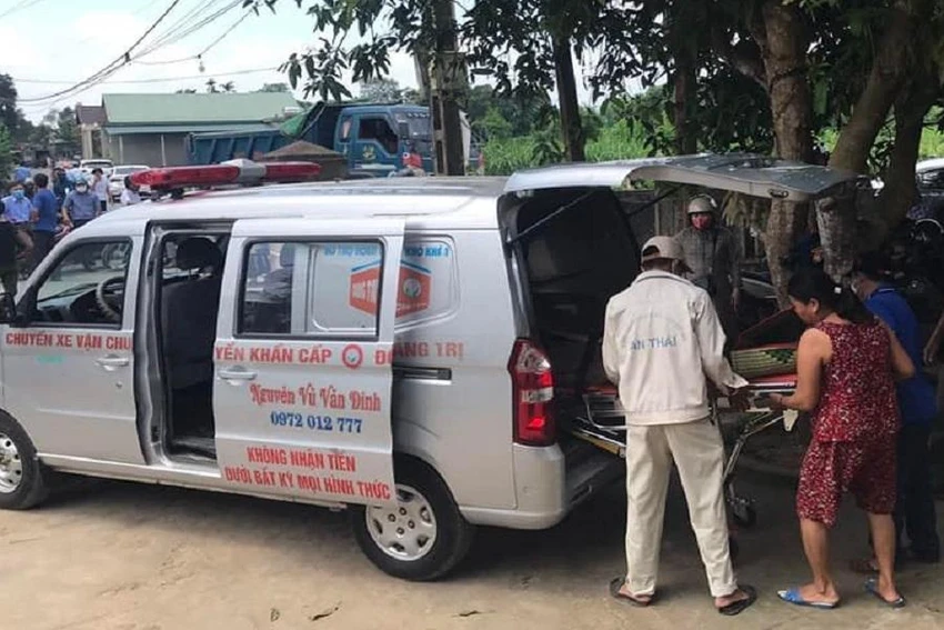 2 em học sinh đuối nước được đưa về nhà lo hậu sự. Ảnh: Nguyễn Vũ Văn Đinh 2 em học sinh đuối nước được đưa về nhà lo hậu sự. Ảnh: Nguyễn Vũ Văn Đinh