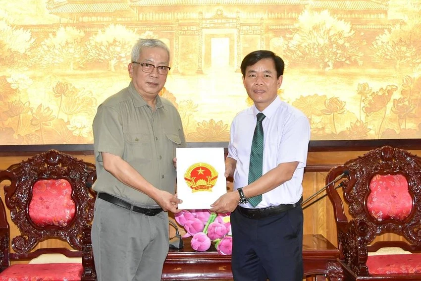Ông Nguyễn Văn Phương, Chủ tịch UBND tỉnh Thừa Thiên - Huế trao quyết định cho đại diện gia đình Đại tướng Nguyễn Chí Thanh. Ông Nguyễn Văn Phương, Chủ tịch UBND tỉnh Thừa Thiên - Huế trao quyết định cho đại diện gia đình Đại tướng Nguyễn Chí Thanh.