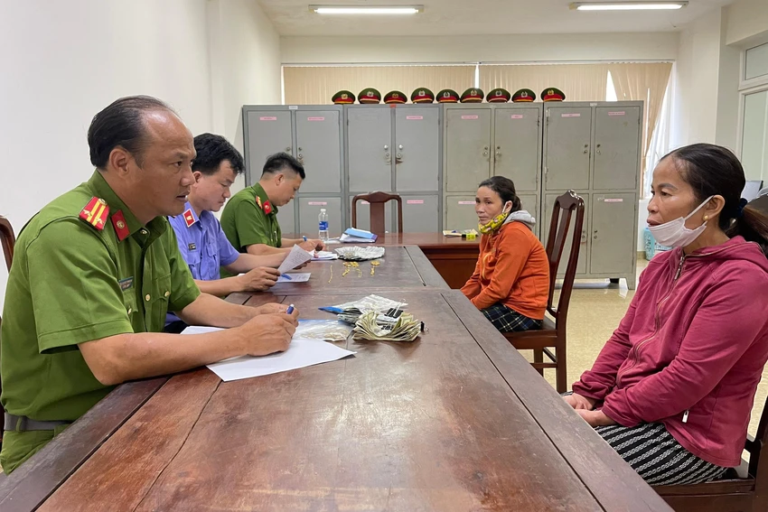 Lê Thị Trơi và Lê Thị Phương Mai tại cơ quan công an. Ảnh: B.T Lê Thị Trơi và Lê Thị Phương Mai tại cơ quan công an. Ảnh: B.T