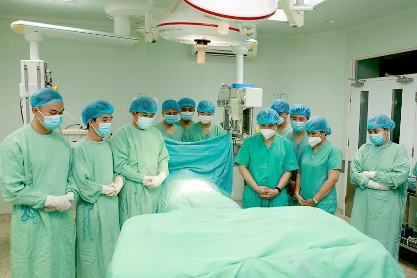 Bác y, bác sĩ vĩnh biệt người hiến tạng. Ảnh: B.T