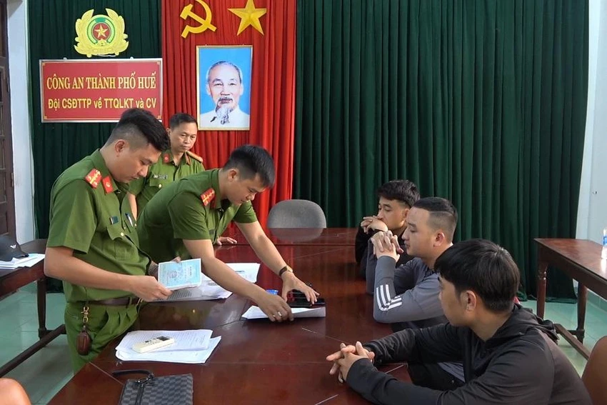 Công an làm việc với nhóm thanh niên thực hiện hành vi cho vay lãi nặng. Ảnh: B.T Công an làm việc với nhóm thanh niên thực hiện hành vi cho vay lãi nặng. Ảnh: B.T