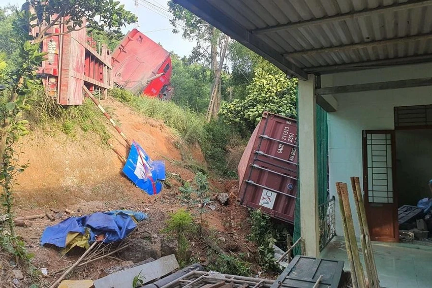 Thùng Container rơi xuống làm hư hỏng nhà dân. Ảnh: TTVHTT Phú Lộc Thùng Container rơi xuống làm hư hỏng nhà dân. Ảnh: TTVHTT Phú Lộc