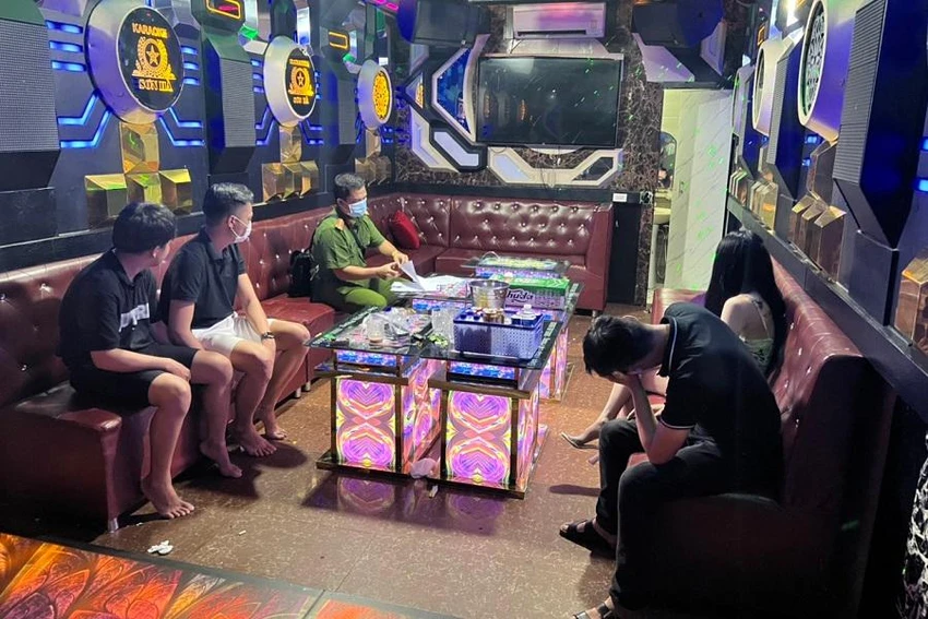 Lực lượng công an phát hiện nhiều người dương tính với ma túy trong quán karaoke. Lực lượng công an phát hiện nhiều người dương tính với ma túy trong quán karaoke.