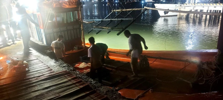 Thi thể người phụ nữ được đưa vào bờ. Thi thể người phụ nữ được đưa vào bờ.