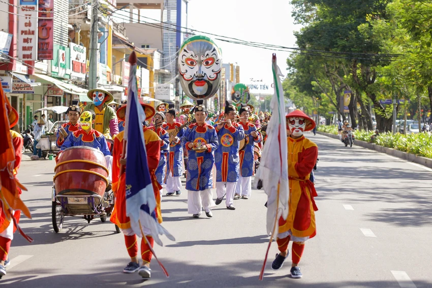 Những chiếc mặt nạ lớn được rước trên đường phố. Những chiếc mặt nạ lớn được rước trên đường phố.