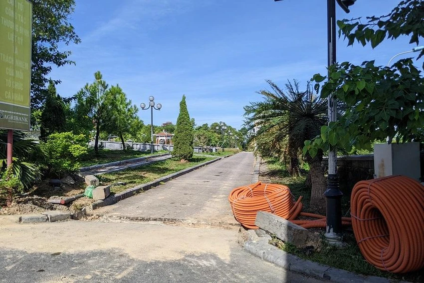 Ban Quản lý dự án Đầu tư xây dựng các công trình dân dụng và công nghiệp tỉnh Quảng Trị yêu cầu dừng thi công để làm rõ việc gian lận trong việc đấu thầu. Ảnh: NGUYỄN DO Ban Quản lý dự án Đầu tư xây dựng các công trình dân dụng và công nghiệp tỉnh Quảng Trị yêu cầu dừng thi công để làm rõ việc gian lận trong việc đấu thầu. Ảnh: NGUYỄN DO