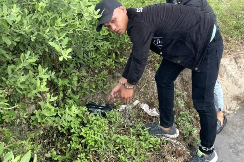 Hồ Văn Sử ở vị trí vứt ma túy. Hồ Văn Sử ở vị trí vứt ma túy.