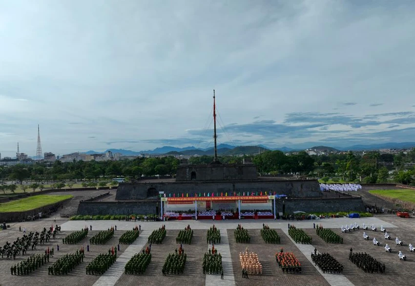 Sáng 4-7, Bộ Công an tổ chức khai mạc Chung kết Hội thi Điều lệnh, bắn súng, võ thuật Công an nhân dân Khu vực phía Nam năm 2022 tại Quảng trường Ngọ Môn, TP Huế, nhằm chào mừng kỷ niệm 60 năm Ngày truyền thống lực lượng Cảnh sát nhân dân (20-7-1962 - 20-7-2022). Sáng 4-7, Bộ Công an tổ chức khai mạc Chung kết Hội thi Điều lệnh, bắn súng, võ thuật Công an nhân dân Khu vực phía Nam năm 2022 tại Quảng trường Ngọ Môn, TP Huế, nhằm chào mừng kỷ niệm 60 năm Ngày truyền thống lực lượng Cảnh sát nhân dân (20-7-1962 - 20-7-2022).