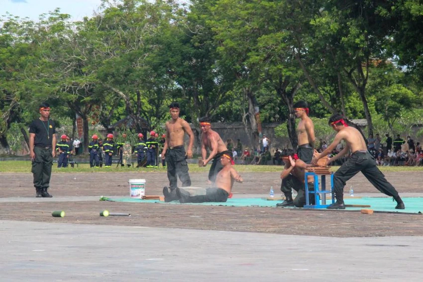 Các màn biểu diễn như đồng diễn phân thế bài Mai hoa quyền, biểu diễn mô tô, kỵ binh, biểu diễn khí công, công phá; biểu diễn vận động vượt qua các địa hình vật cản, bắn súng ứng dụng đánh chiếm mục tiêu do các lực lượng thuộc Bộ Tư lệnh Cảnh sát cơ động; Bộ Tư lệnh Cảnh vệ, Bộ Công an biểu diễn. Các màn biểu diễn như đồng diễn phân thế bài Mai hoa quyền, biểu diễn mô tô, kỵ binh, biểu diễn khí công, công phá; biểu diễn vận động vượt qua các địa hình vật cản, bắn súng ứng dụng đánh chiếm mục tiêu do các lực lượng thuộc Bộ Tư lệnh Cảnh sát cơ động; Bộ Tư lệnh Cảnh vệ, Bộ Công an biểu diễn.