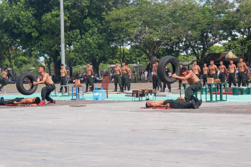 Những màn biểu diễn khí công thu hút sự chú ý của người dân. Những màn biểu diễn khí công thu hút sự chú ý của người dân.