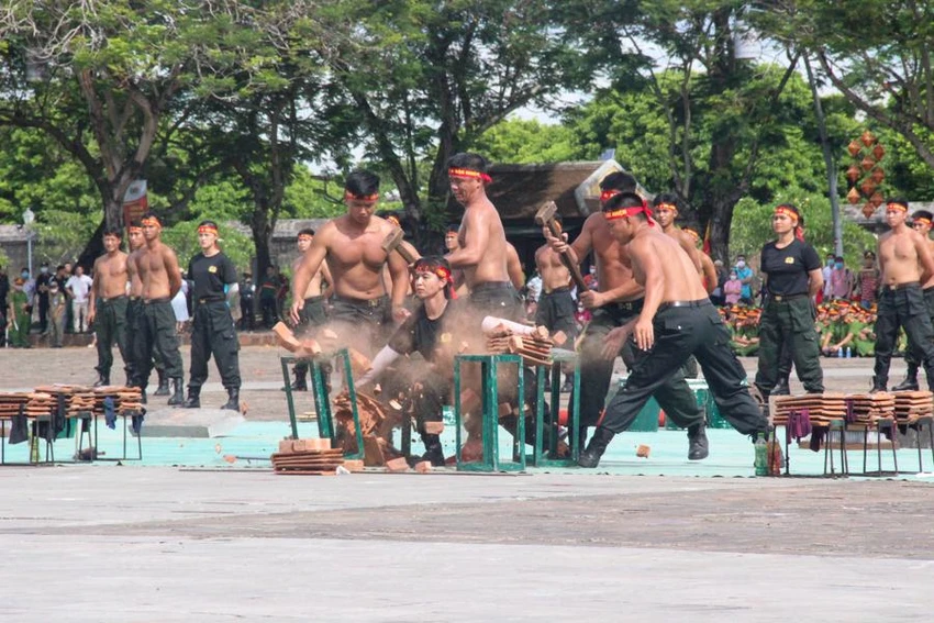 Nữ cảnh sát để đồng đội dùng búa tạ đập vỡ những viên gạch, ngói đặt trên hai cánh tay. Nữ cảnh sát để đồng đội dùng búa tạ đập vỡ những viên gạch, ngói đặt trên hai cánh tay.
