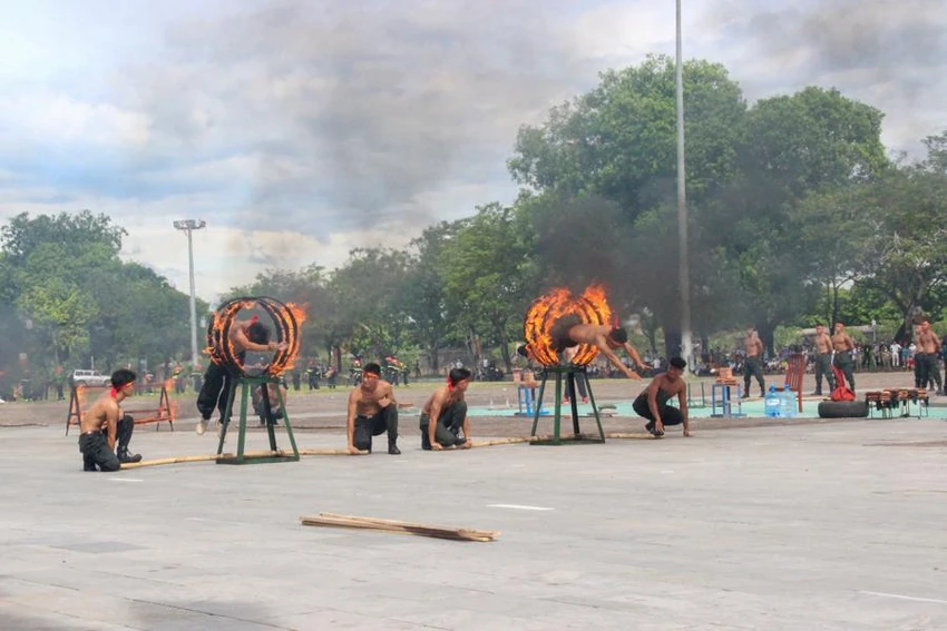 Những màn trình diễn khí công của các nữ cảnh sát đặc nhiệm như vác tạ sắt đi trên mảnh vỡ thủy tinh, dùng dây kéo ô tô… khiến người xem mãn nhãn. Những màn trình diễn khí công của các nữ cảnh sát đặc nhiệm như vác tạ sắt đi trên mảnh vỡ thủy tinh, dùng dây kéo ô tô… khiến người xem mãn nhãn.