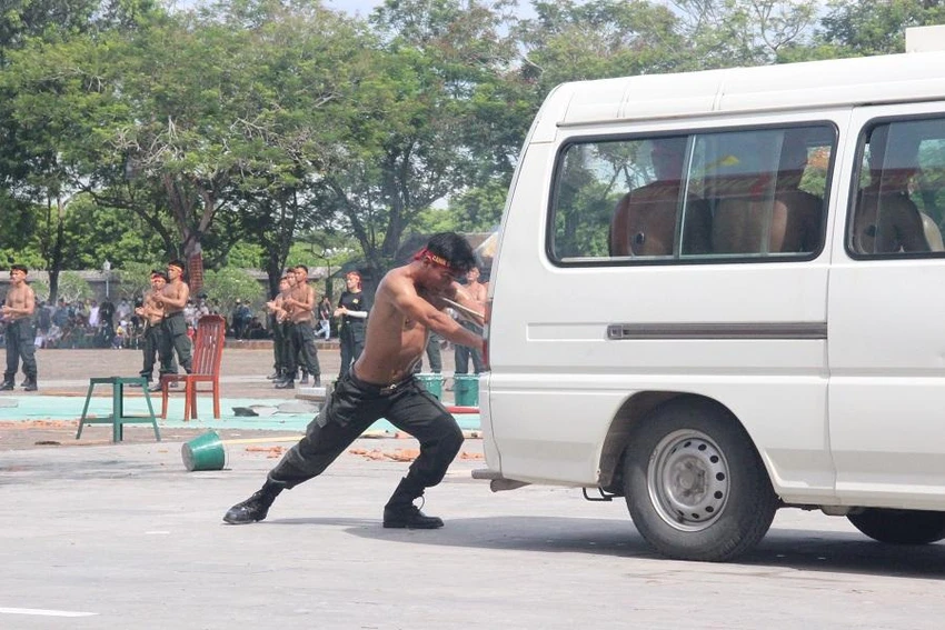 Những màn biểu diễn của các chiến sĩ Cảnh sát cơ động. Những màn biểu diễn của các chiến sĩ Cảnh sát cơ động.
