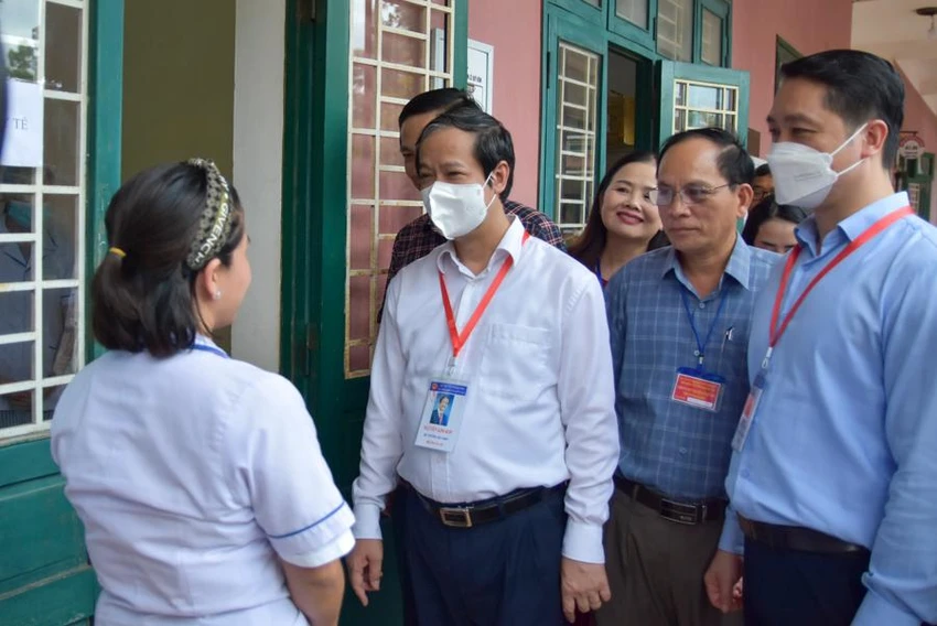 Bộ trưởng Nguyễn Kim Sơn thăm hỏi lực lượng y tế tại điểm thi Trường THPT chuyên Lê Quý Đôn. Ảnh: NGUYỄN DO