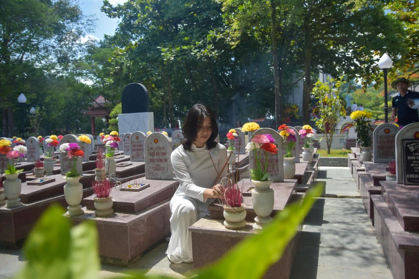 Nữ sinh Nguyễn Thị Thu Ngọc (ở Thị xã Quảng Trị) đến dâng hương tại các phần mộ các liệt sĩ. Ảnh: NGUYỄN DO
