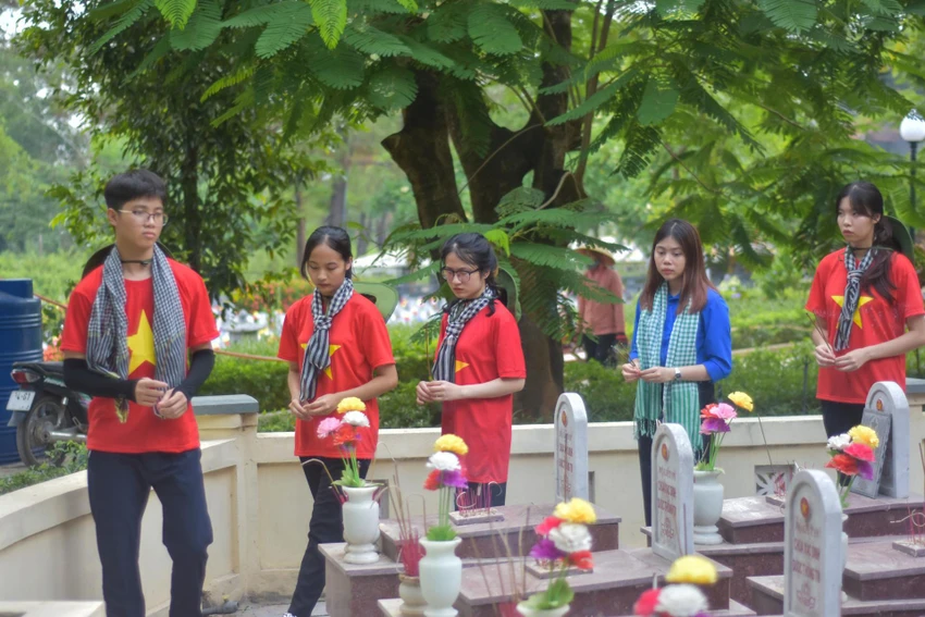 Các bạn sinh viên tại nhiều trường đại học, cao đẳng đến dâng hương, dâng hoa và không khỏi xúc động khi đứng giữa hàng ngàn ngôi mộ - các anh hi sinh khi tuổi đời mới mười tám, đôi mươi. Ảnh: NGUYỄN DO