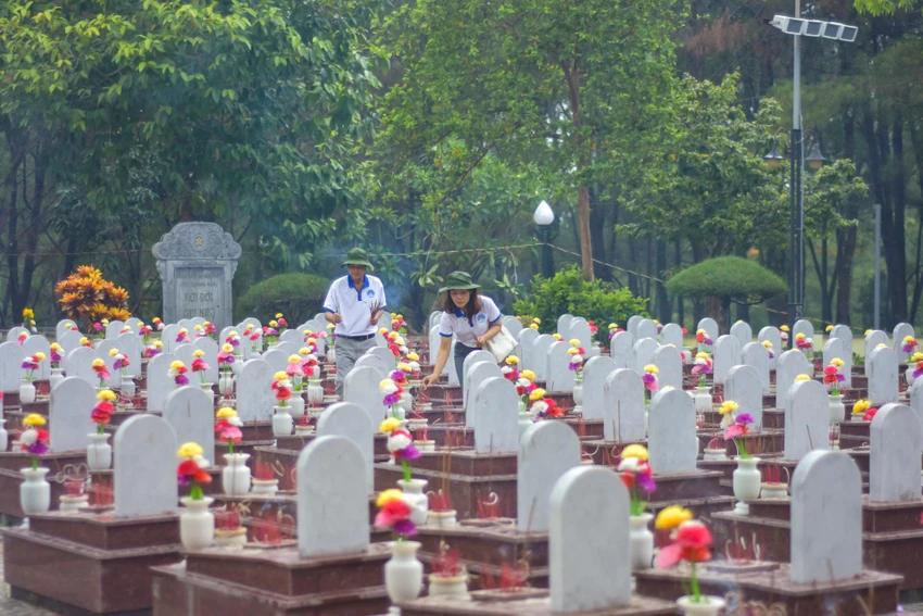 Bạt ngàn những ngôi mộ liệt sĩ trải dài hun hút. Ảnh: NGUYỄN DO