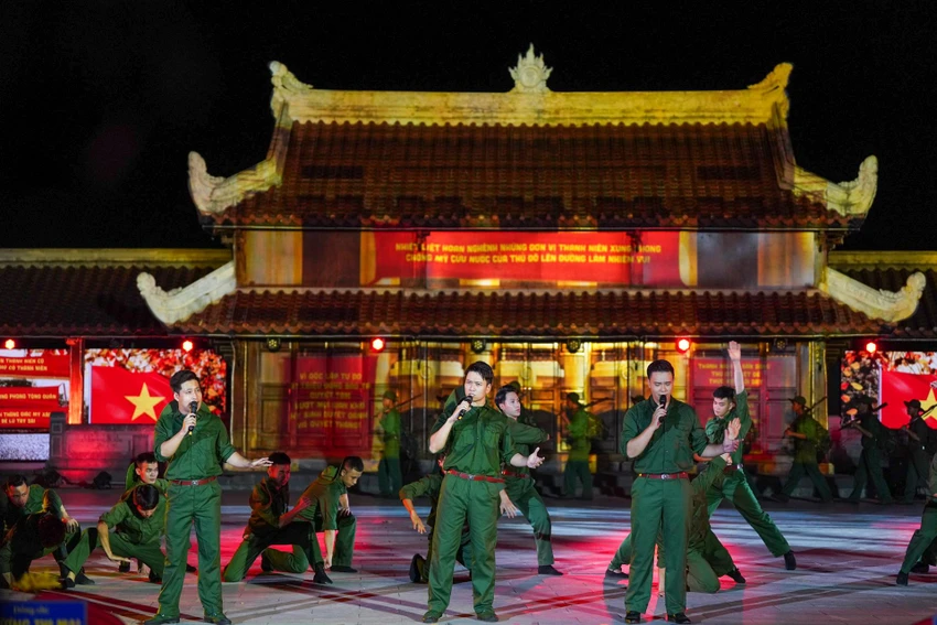 Chương trình nghệ thuật diễn ra ngay bên dòng sông Thạch Hãn.