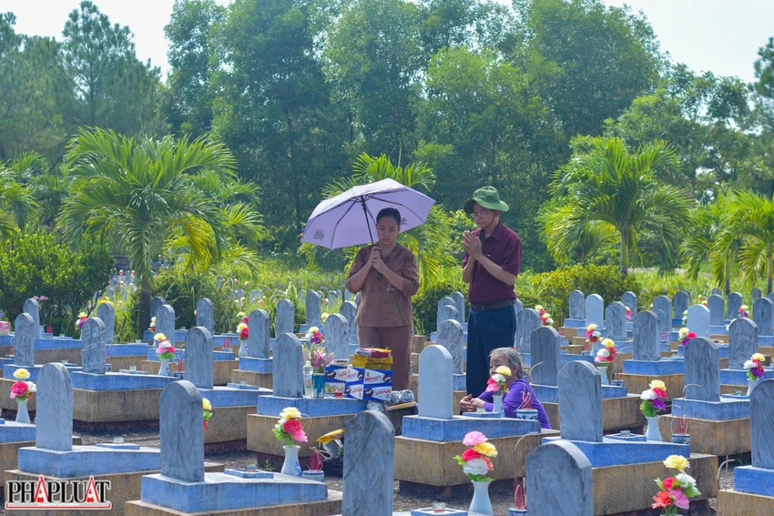 Gia đình thắp hương phần mộ của liệt sĩ Nguyễn Văn Bảo và đồng đội. Ảnh: NGUYỄN DO Gia đình thắp hương phần mộ của liệt sĩ Nguyễn Văn Bảo và đồng đội. Ảnh: NGUYỄN DO