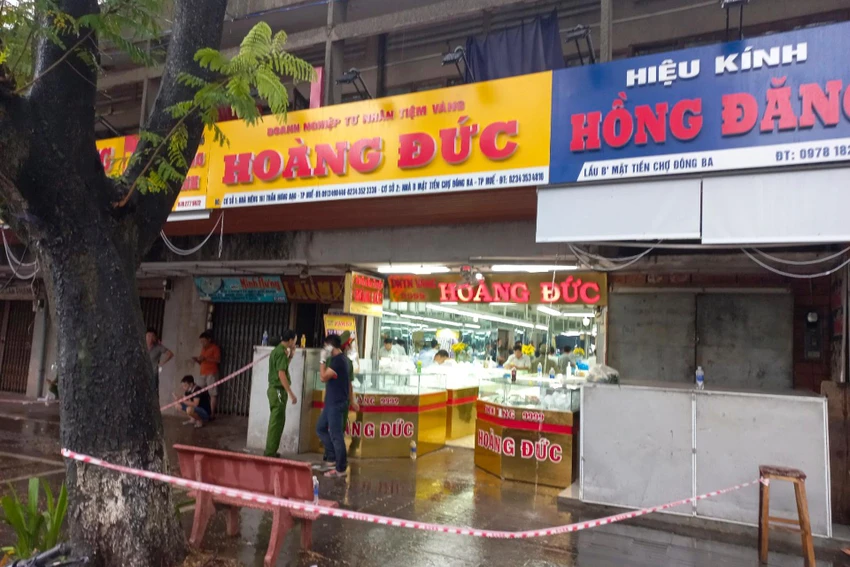 Tiệm vàng Hoàng Đức nơi xảy ra vụ việc. Tiệm vàng Hoàng Đức nơi xảy ra vụ việc.